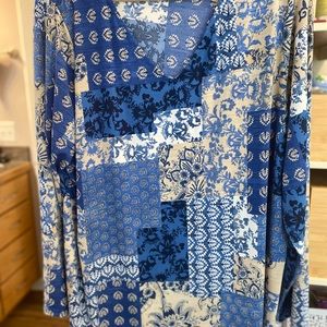 Like new!  Susan Graver printed liquid knit,  v- neck, long sleeve top